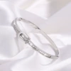 Серебристый, U-образный однорядный инкруст.