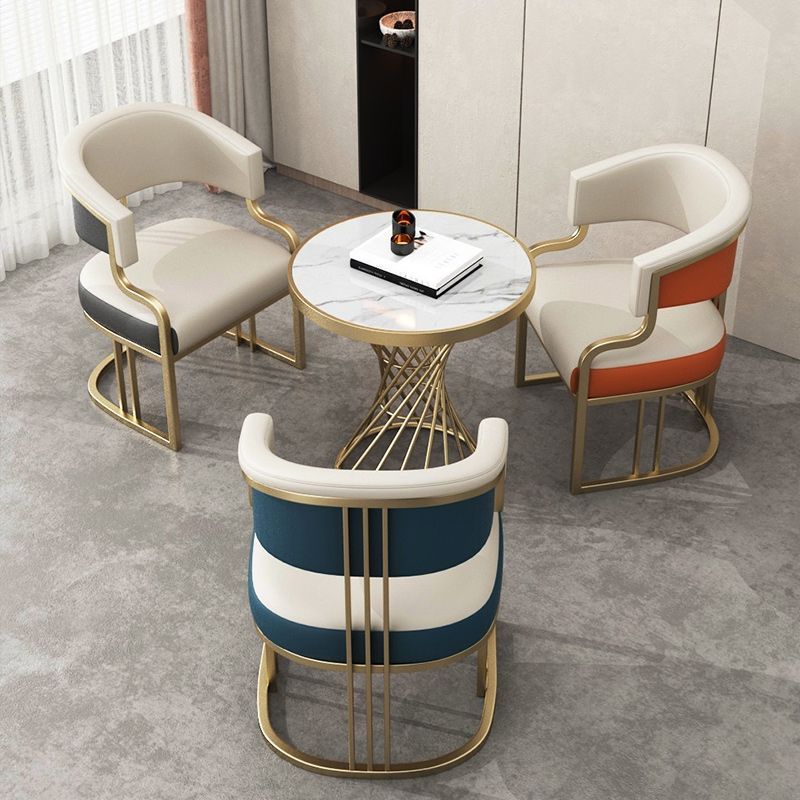 Легкий роскошный диван, 1 стол, 3 стула, соответствующий цвету