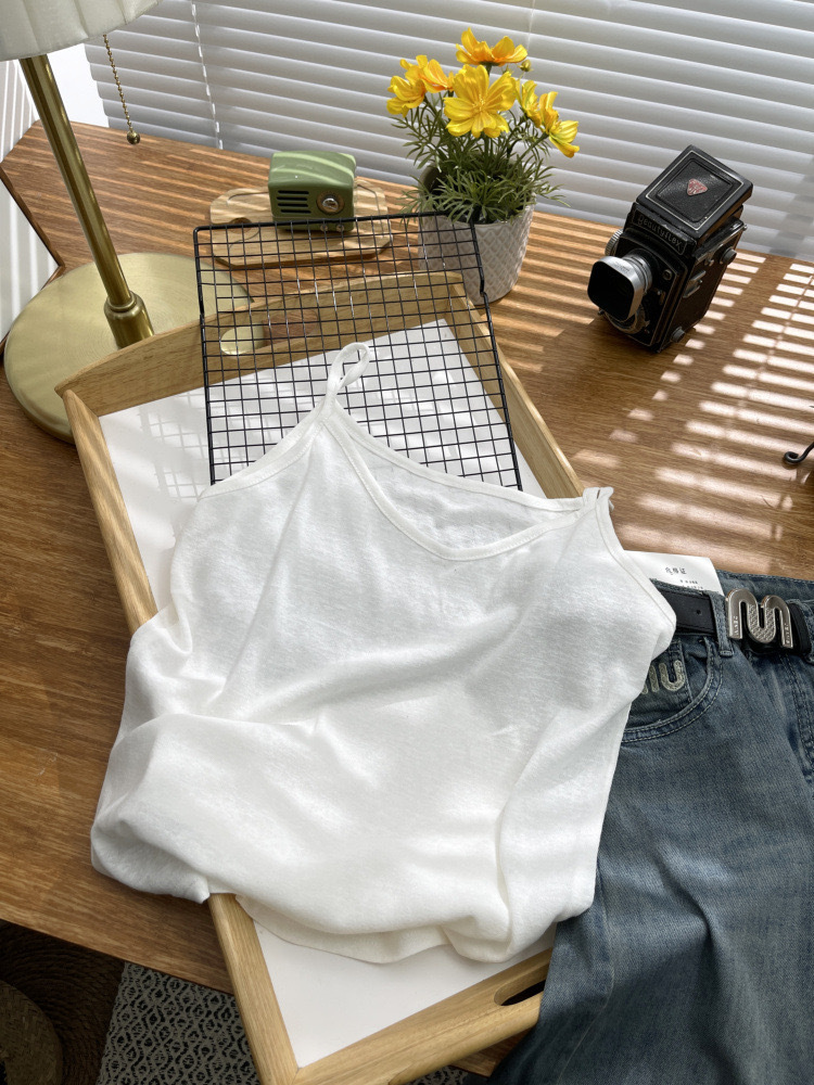 White suspender (will be transparent, don't take pictures)