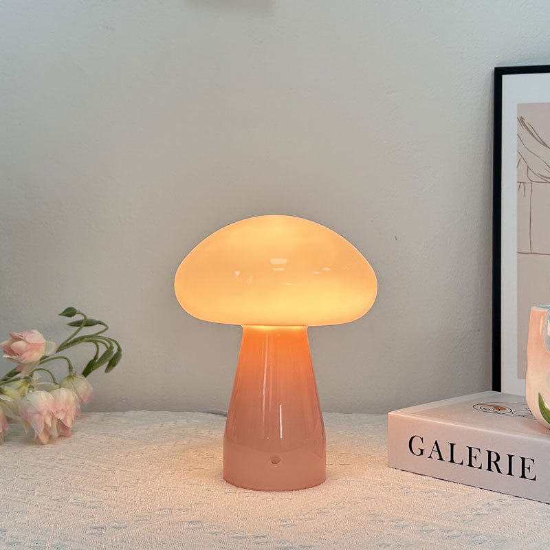 Lámpara de mesa decorativa nórdica para dormitorio, exclusivamente para ventas transfronterizas, lujo ligero, regulable, ambiente minimalista en tono crema, diseño de hongo de vidrio.