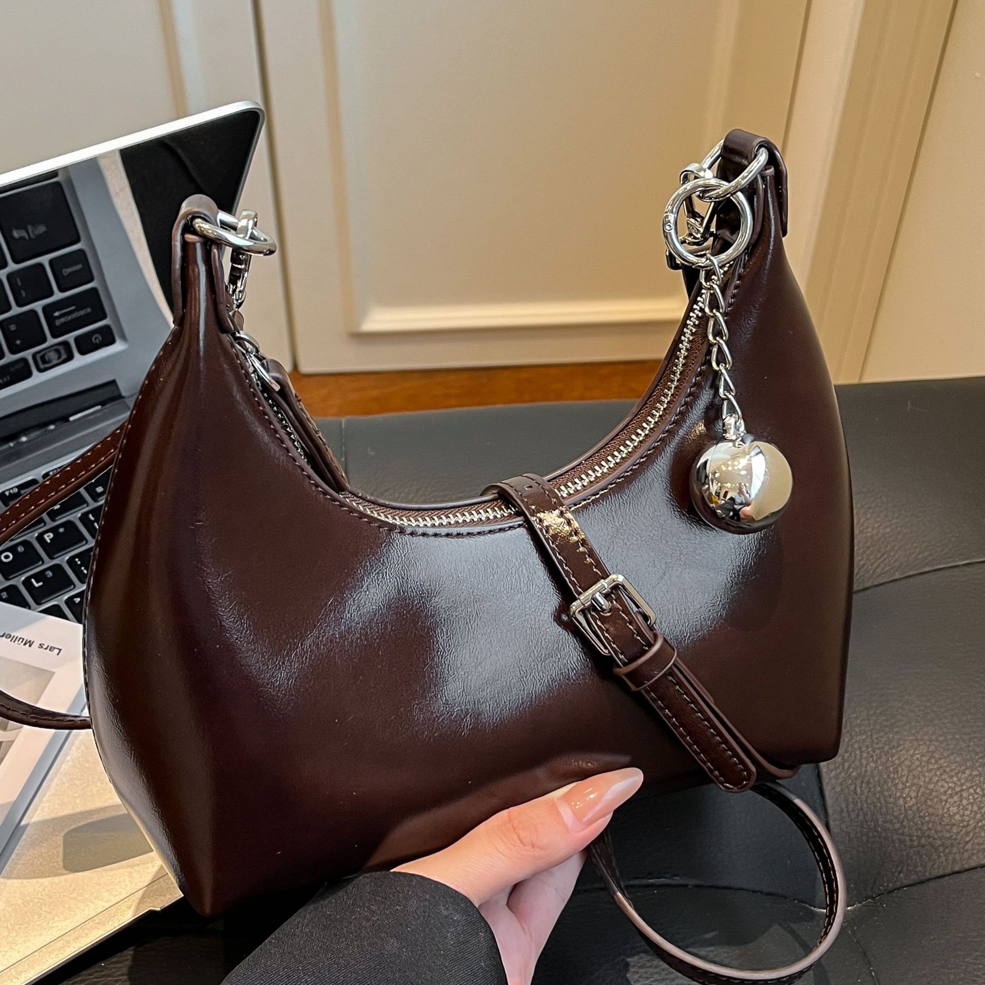 Fashion Oil Wax Leather Handbag For Women 2025 New Arrival Luxury Commuter Crescent Bag Stylish Shoulder & Crossbody Bag - Thumbnail 2