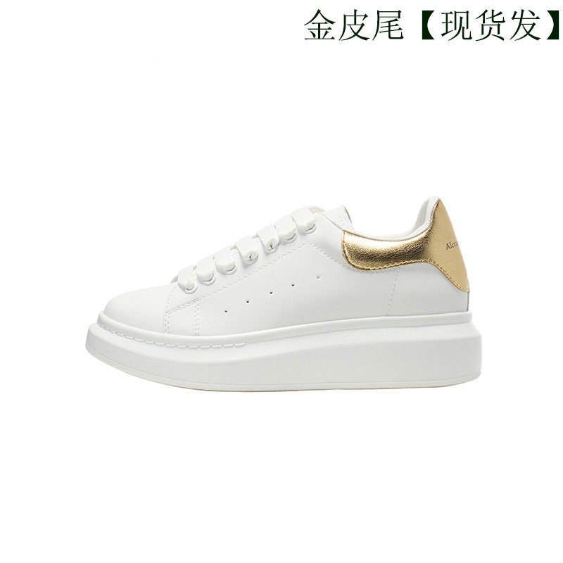 Alta versión McQueen zapatos blancos de suela gruesa mujer 2025 nuevo estilo de cuero salvaje con aumento interior pareja zapatos casuales zapatos de mujer