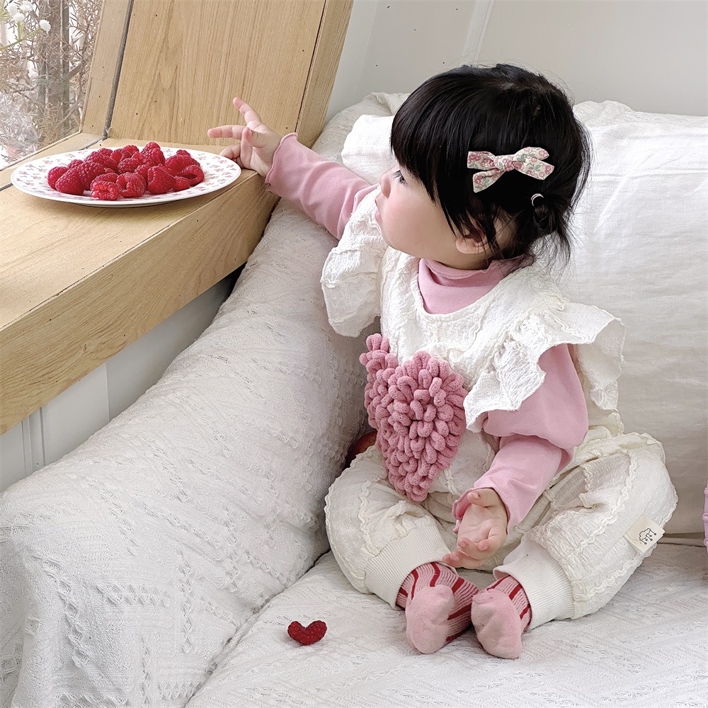 Traje de una pieza de bebé Ropa para niños coreanos Estilo de primavera Ropa de salida de princesa Ropa de escalada de dos piezas con decoración de amor para bebés