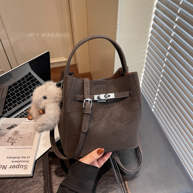 Transfronterizos otoño invierno hija bolsa retro versátil bolso de cubo portátil 2025 nuevo estilo de alta calidad sensación de hombro mochila moda