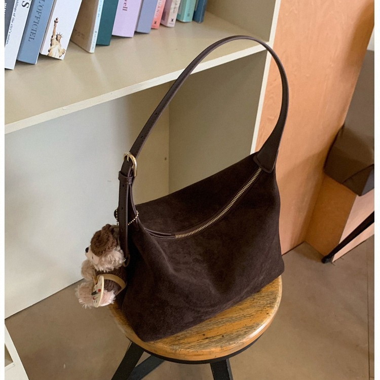 秋冬韓国版レトロ絨毛面シンプルな脇の餃子バッグシンプルな通勤鹿皮絨毛シングルショルダーバッグ