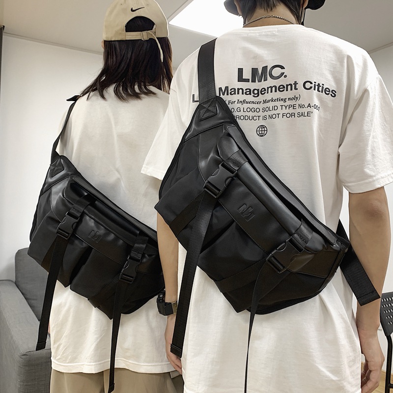 男士斜挎包潮牌日系工裝挎包學生情侶大容量休閒背包單肩包女暗黑