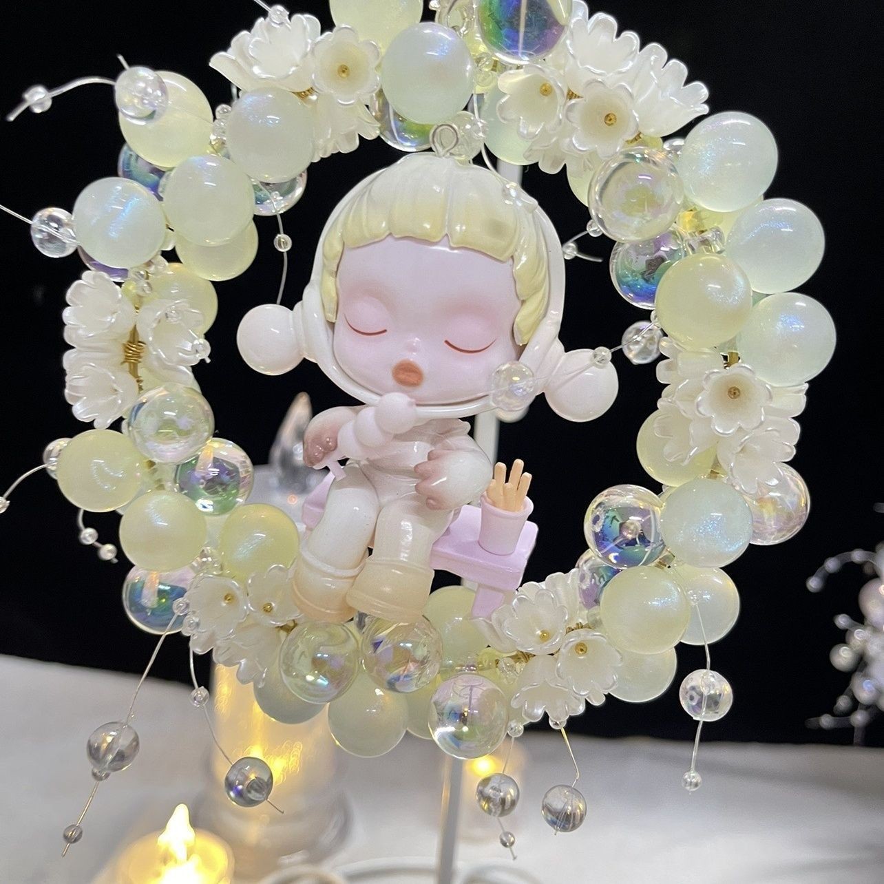 아기를 안고 있는 반짝이는 구슬의 완전한 원 (작은 맛)