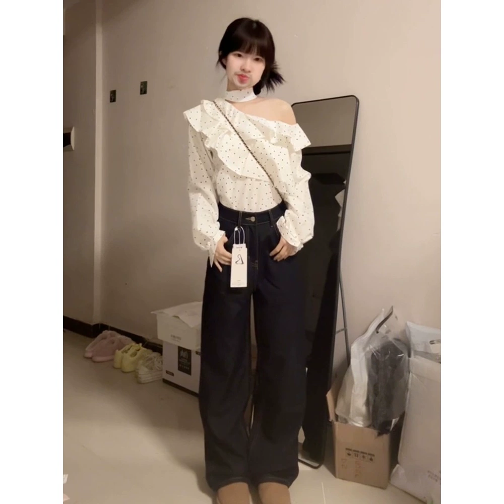 Французская белая рубашка в горошек с рюшами для женщин, ранняя весна 2025, новый дизайн, нишевый топ с косым плечом и длинными рукавами