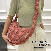 小众韩国泡泡女包百搭羽绒棉服包潮休闲单肩斜挎饺子包褶皱云朵包