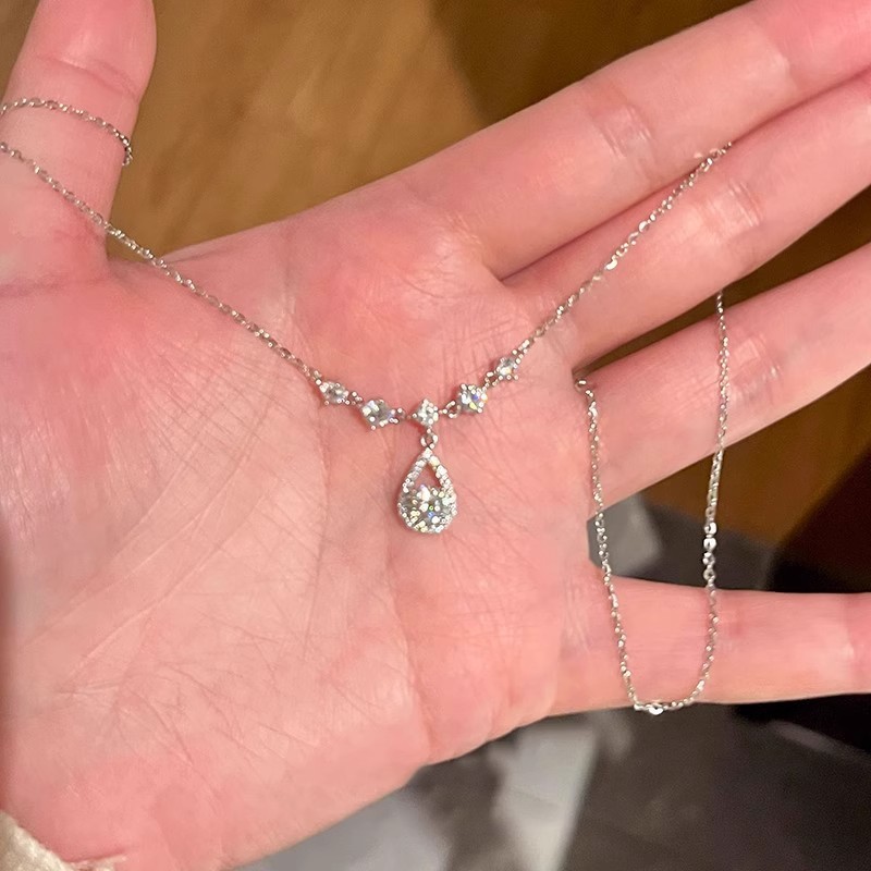 Flash V Zircon Water Drop Necklace 2025 New High-end Light Luxury Niche Fashion All-match Clavicle Chain for Women