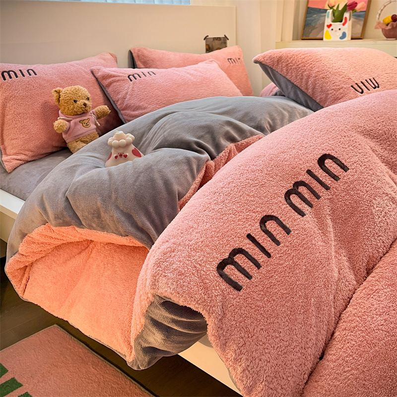2024 nueva categoría más terciopelo grueso de lana de leche de invierno traje de cuatro piezas invierno invierno conejo felpa funda de edredón de lana de coral