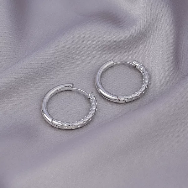Sweet and Cool Style Earrings for Women, French-Style Plain Hoop Earrings, Simple and Versatile for Square and Round Faces, with a Unique and Luxurious Feel