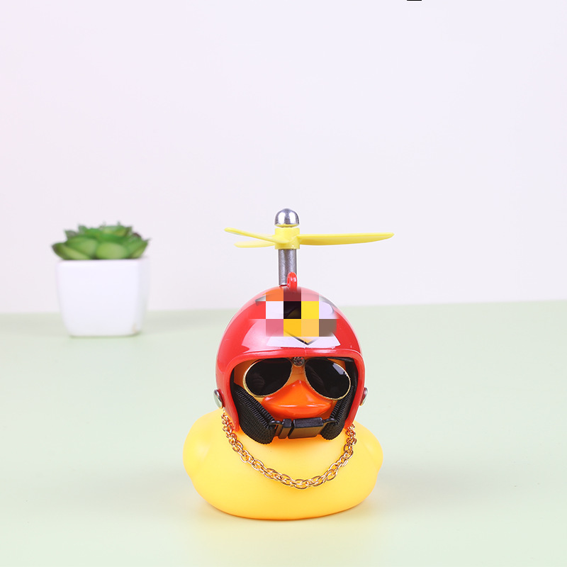 Broken Wind Duck Decoración de coche Adornos Red de coche con casco Tik Duck Little Yellow Duck Car Turbo Duck