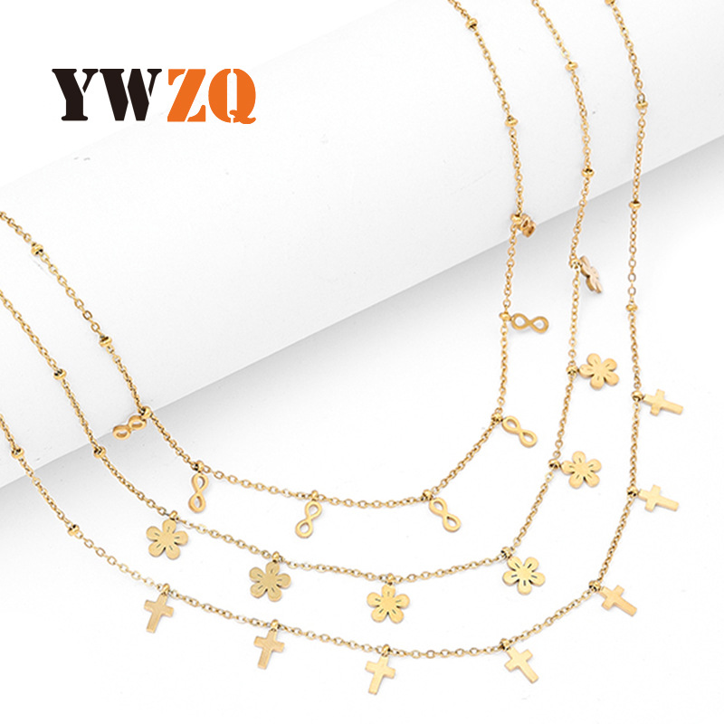 Collier exquis en acier titane doré avec croix fleurie_voghion.com