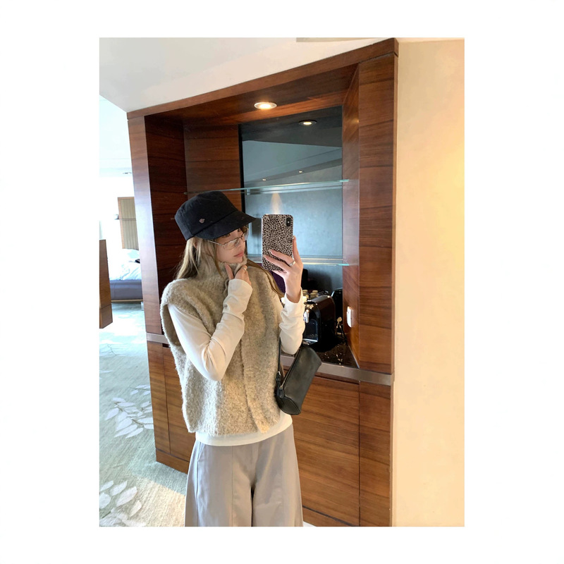 Korean Dongdaemun 2026 Autumn and Winter New Fashion Versatile Half-High Collar Knitted Single-Breasted Casual Knitted Vest for Women Korean Dongdaemun 2026 Autumn and Winter New Fashion Versatile Half-High Collar Knitted Single-Breasted Casual Knitted Vest for Women