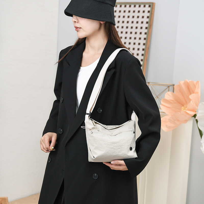 Cross-border 2024 nuevo bolso de tela explosivo temperamento de moda bolso de mensajero casual otoño e invierno bolso femenino de gran capacidad para desplazamientos