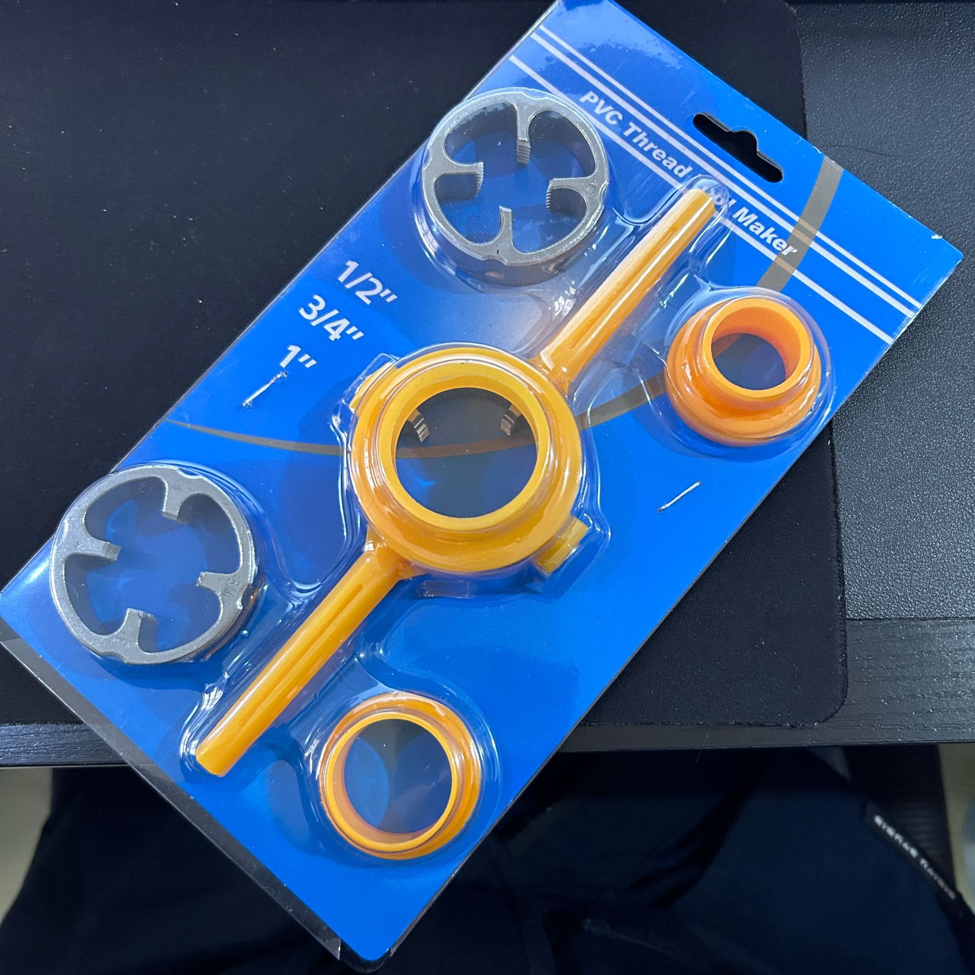 블리스 터 박스에 담긴 수도관 및 다이 6개 세트