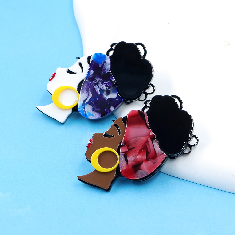 Spilla donna nera con foulard in acrilico accessorio alla moda_voghion.com