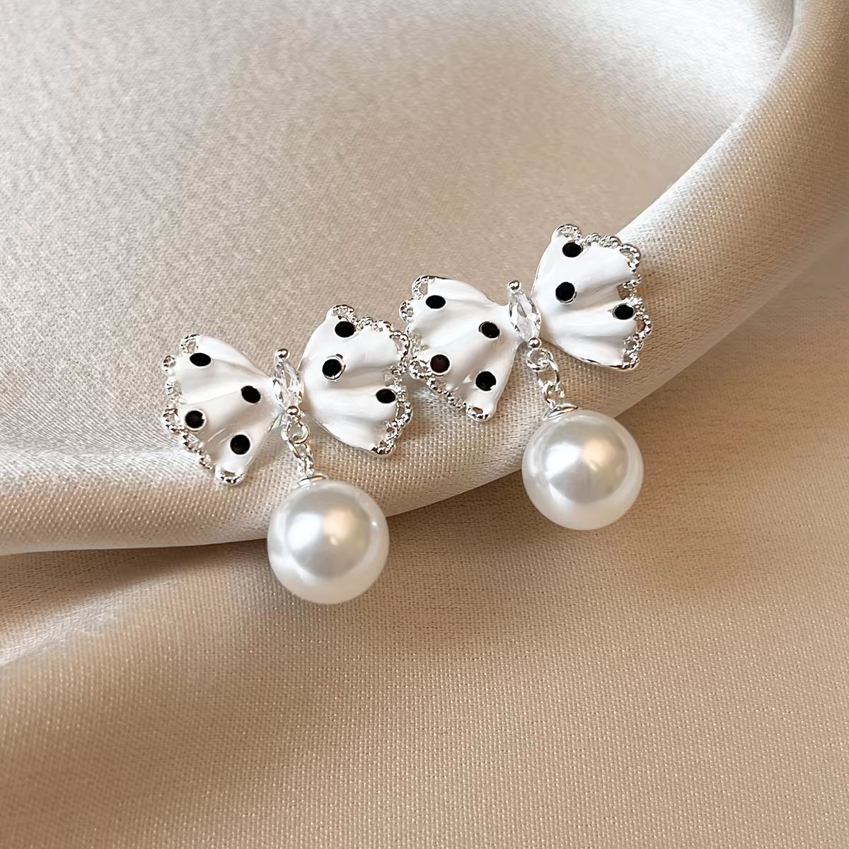 White pendant with bow pearl, earrings, 40