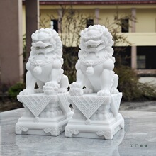 �h����ʯ��{��Ĺ�ؔ[������ֱ�^Сʯ�{��һ����Ĺǰ�b�ͥԺ�b�