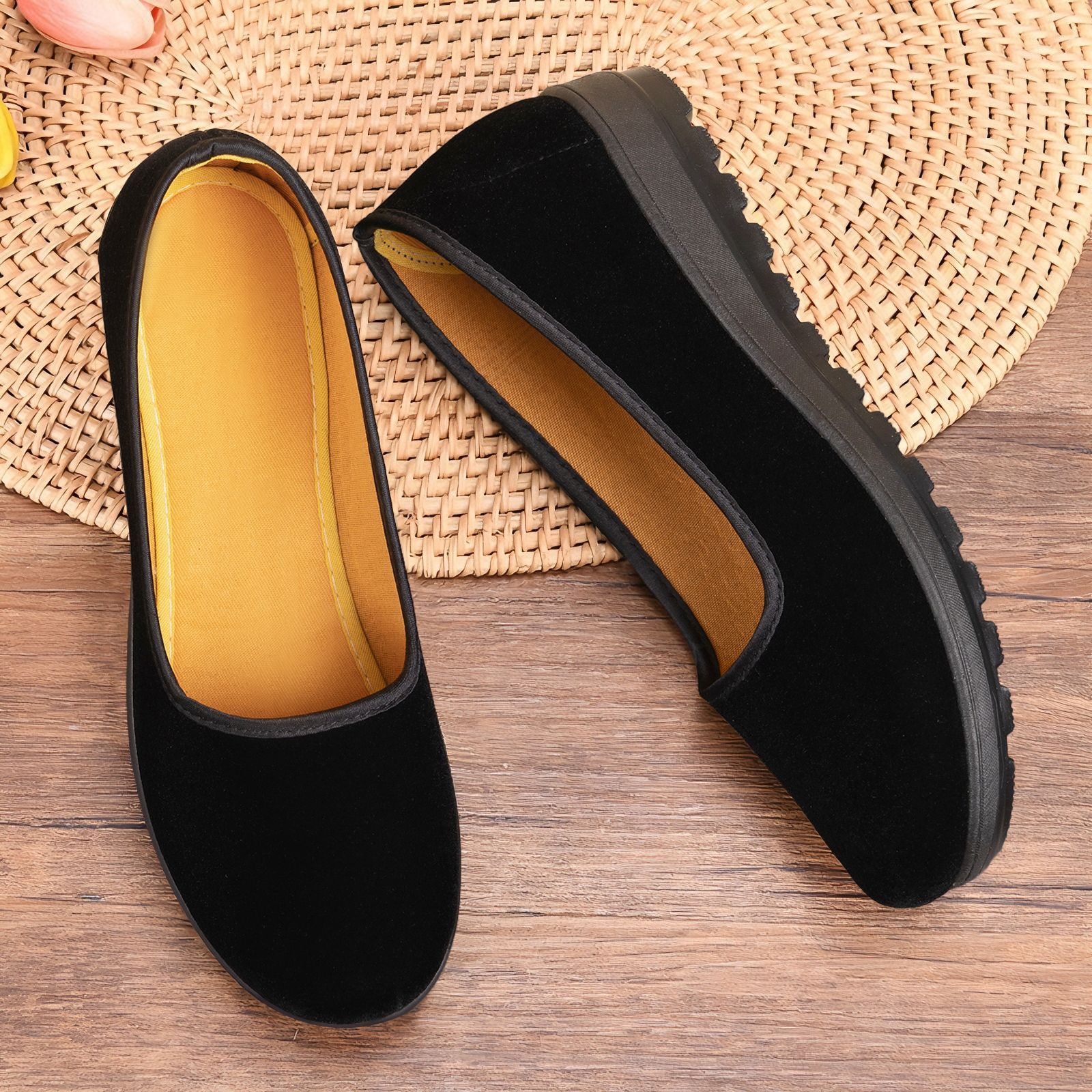 Zapatos para mujeres viejos zapatos de tela clásicos de Beijing zapatos de madre zapatos de pie plano zapatos de mujer zapatos de trabajo ligeros negros image 1