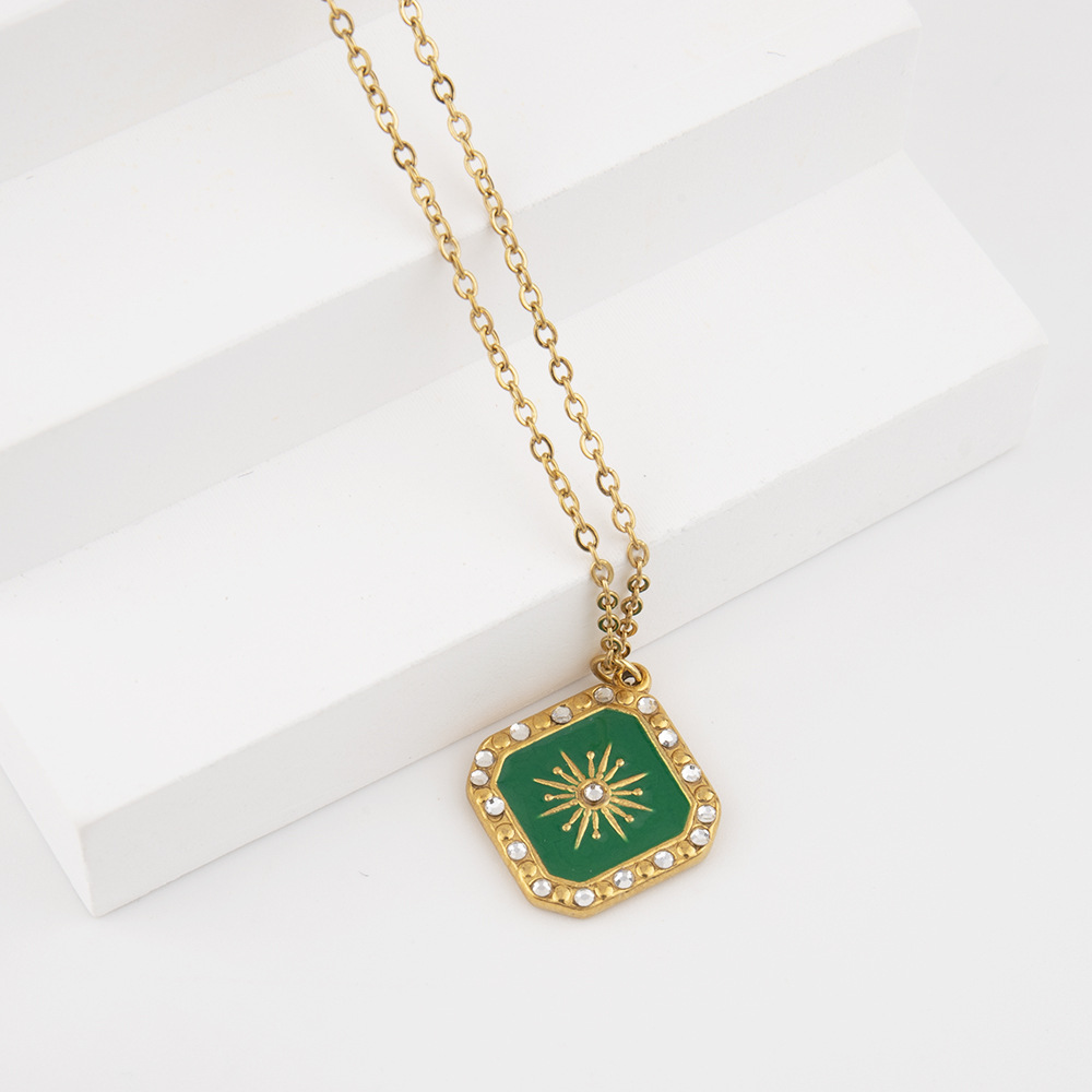 Nouveau produit de bijoux en acier inoxydable, goutte d'huile, niche, sensation haut de gamme, étiquette suspendue carrée en forme de soleil, collier en acier au titane_voghion.com