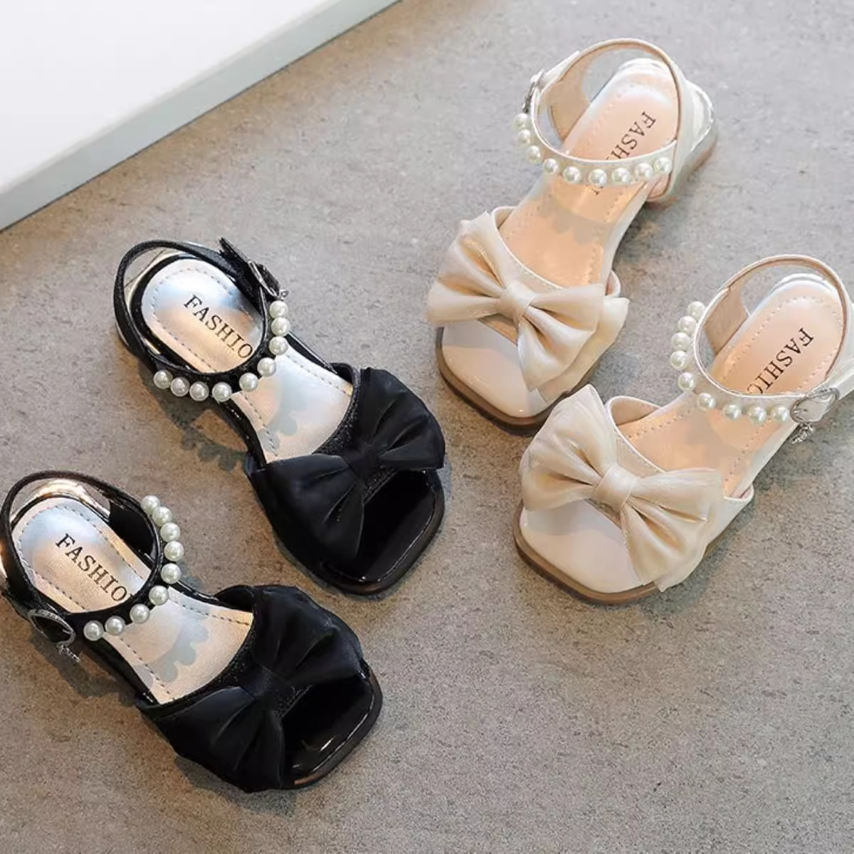 Sandalias para niñas 2025 verano nueva moda para niños pequeños tacones altos perla lazo niña estilo occidental zapatos de princesa