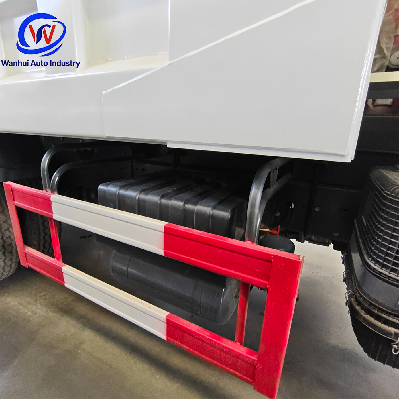 Cross-border HOWO dump truck with right and left-hand drive cabs, 371-375 horsepower long-distance logistics tractor