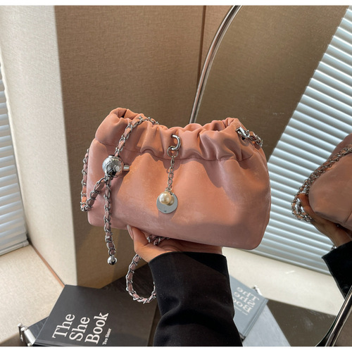 2024 New Women's Niche Luxury Velvet Cloud Bag Chain Crossbody Bag Fashion Versatile Shoulder Water Bucket Bag