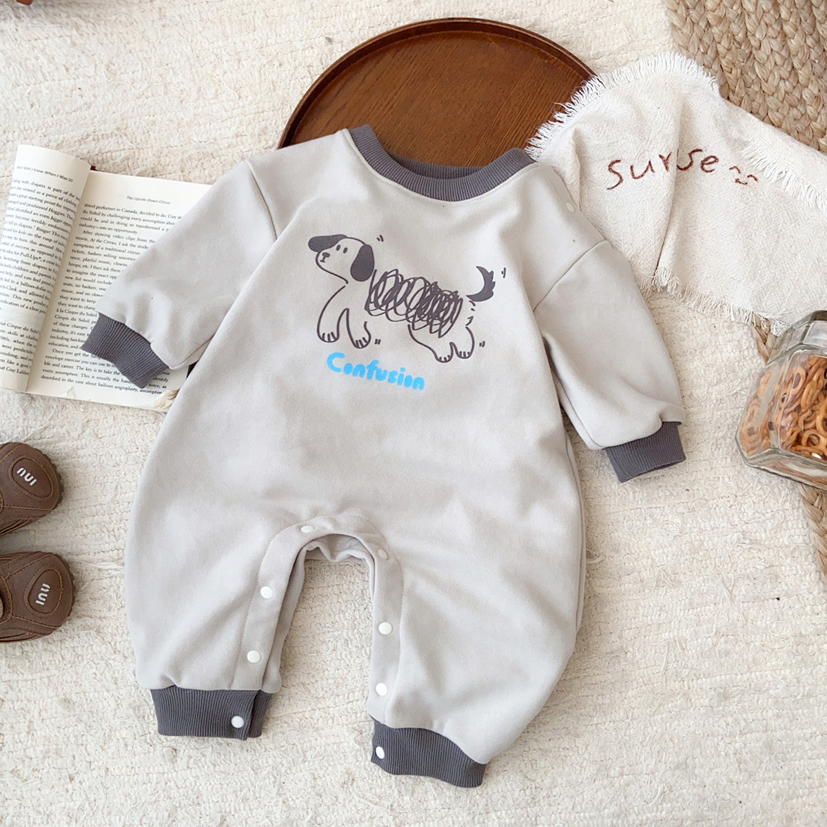 2025 primavera nuevo bebé mono hombre bebé estilo occidental casual cuello redondo dibujos animados cachorro salir gatear