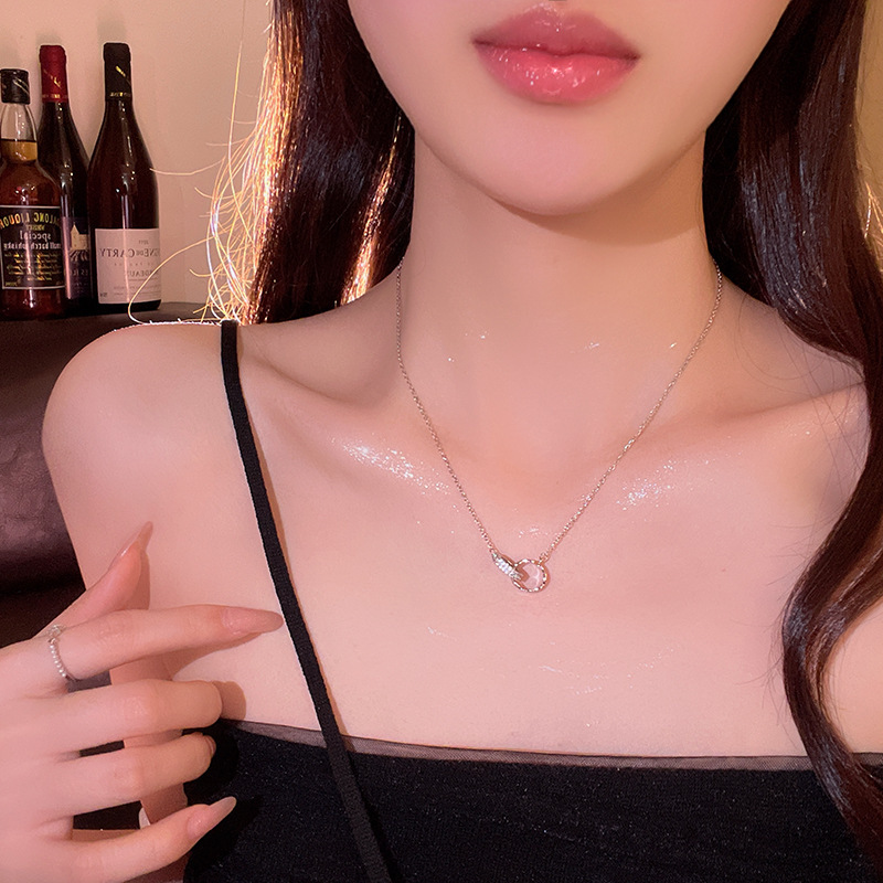 Collar de acero de titanio de alta gama de lujo ligero y nicho Exquisita cadena de clavícula de circón con microincrustaciones