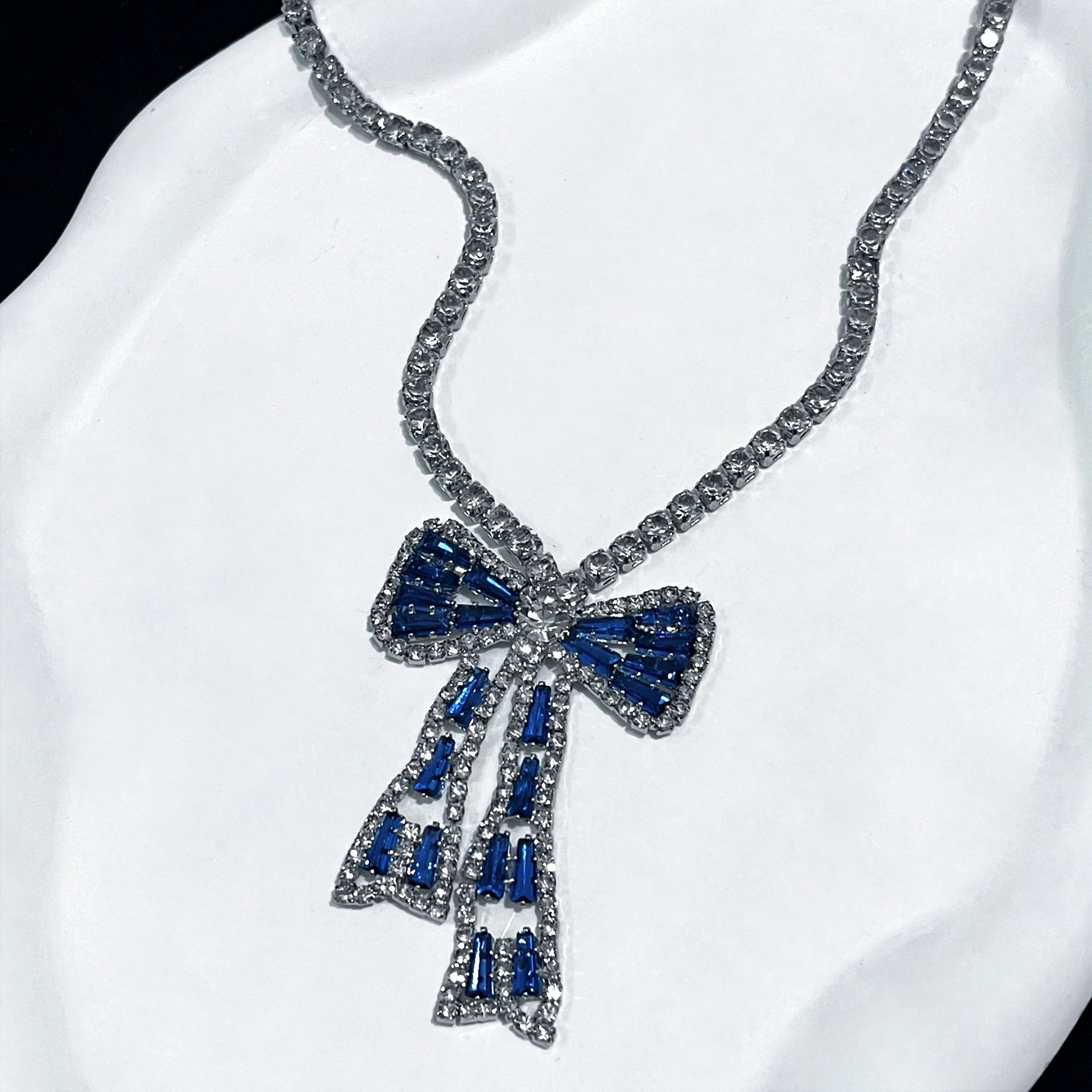 Full Diamond Bow Pendant Necklace Simple Elegant Rhinestone Torque_voghion.com