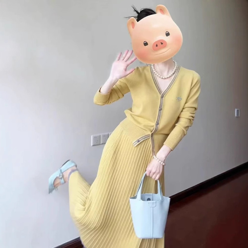 法式小香风黄色针织连衣裙子女高级感2025早秋穿搭一整套装长裙朝|undefined
