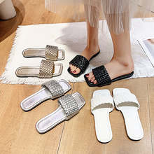 һ����ЬŮ2025���ļ��¿��⴩ƽ�׷��^�~�����mɳ�����ϬF؛���l