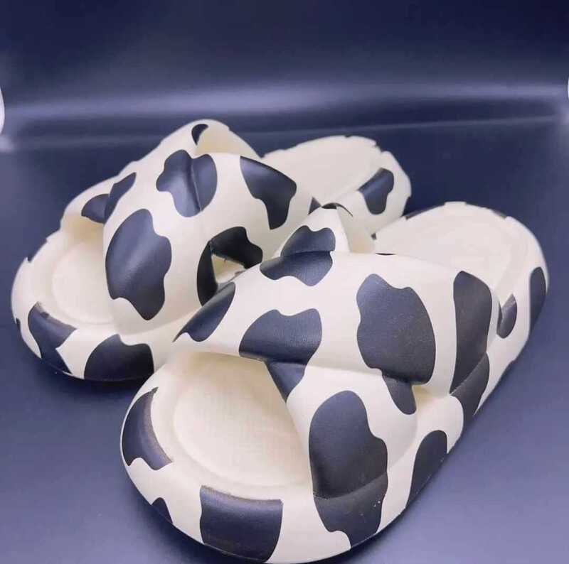 Popular Cow Print Leopard Print Slippers for Women, Summer Comfortable Slippers with a Soft Feel, Non-Slip, Suitable for Outdoor Wear, Comfortable Cross-Strap Design