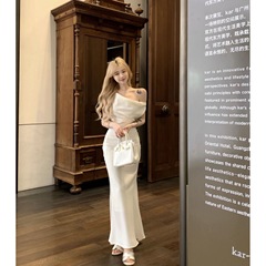 法式斜领露肩不规则连衣裙女收腰气质高级感礼服褶皱包臀长裙子夏