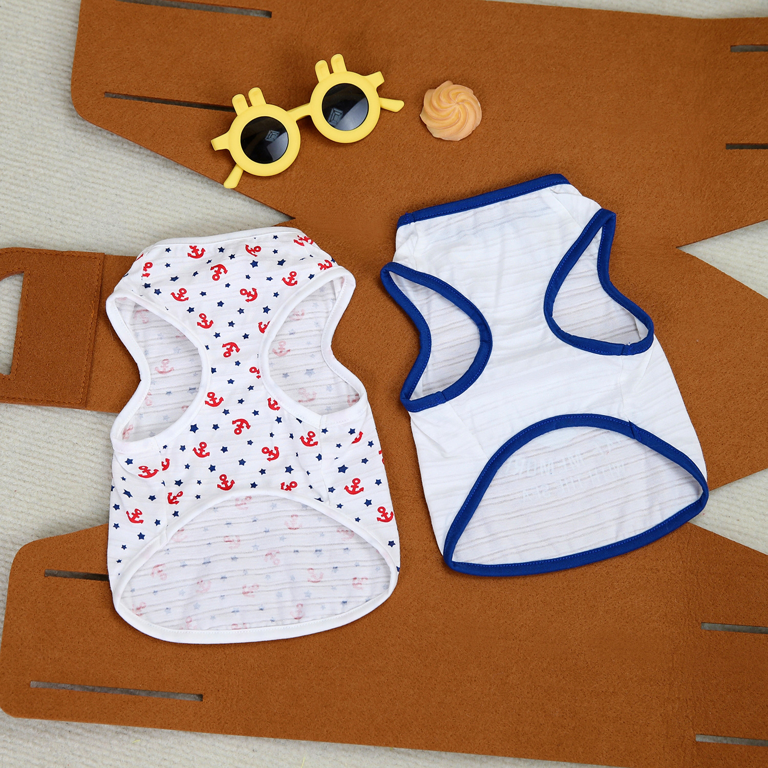 Camiseta regata estilo marinheiro para cães pequenos, como Teddy e Bichon Frisé, ideal para brincar. Roupa fresca e respirável para pets._voghion.com