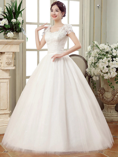 Spring fitted lace wedding dress