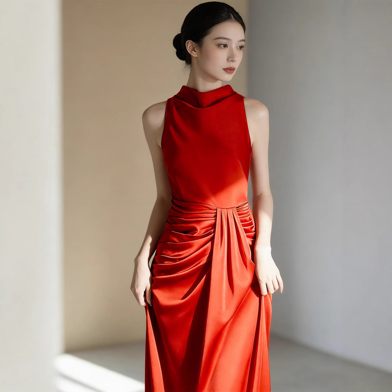 High-End Acetate Pleated Dress with a Draped Collar Design, Exuding a Sophisticated, Gentle, and Elegant Vibe, Suitable for Banquets and Evening Events