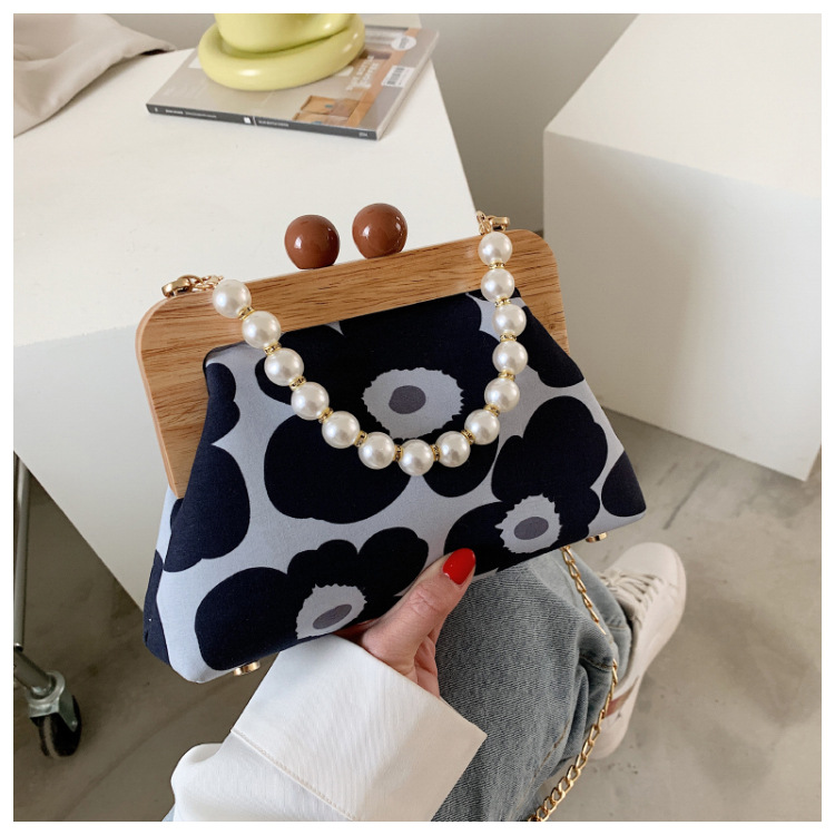 Fashion Contrast Color Chain Wooden Handle Pearl Handbag display picture 6