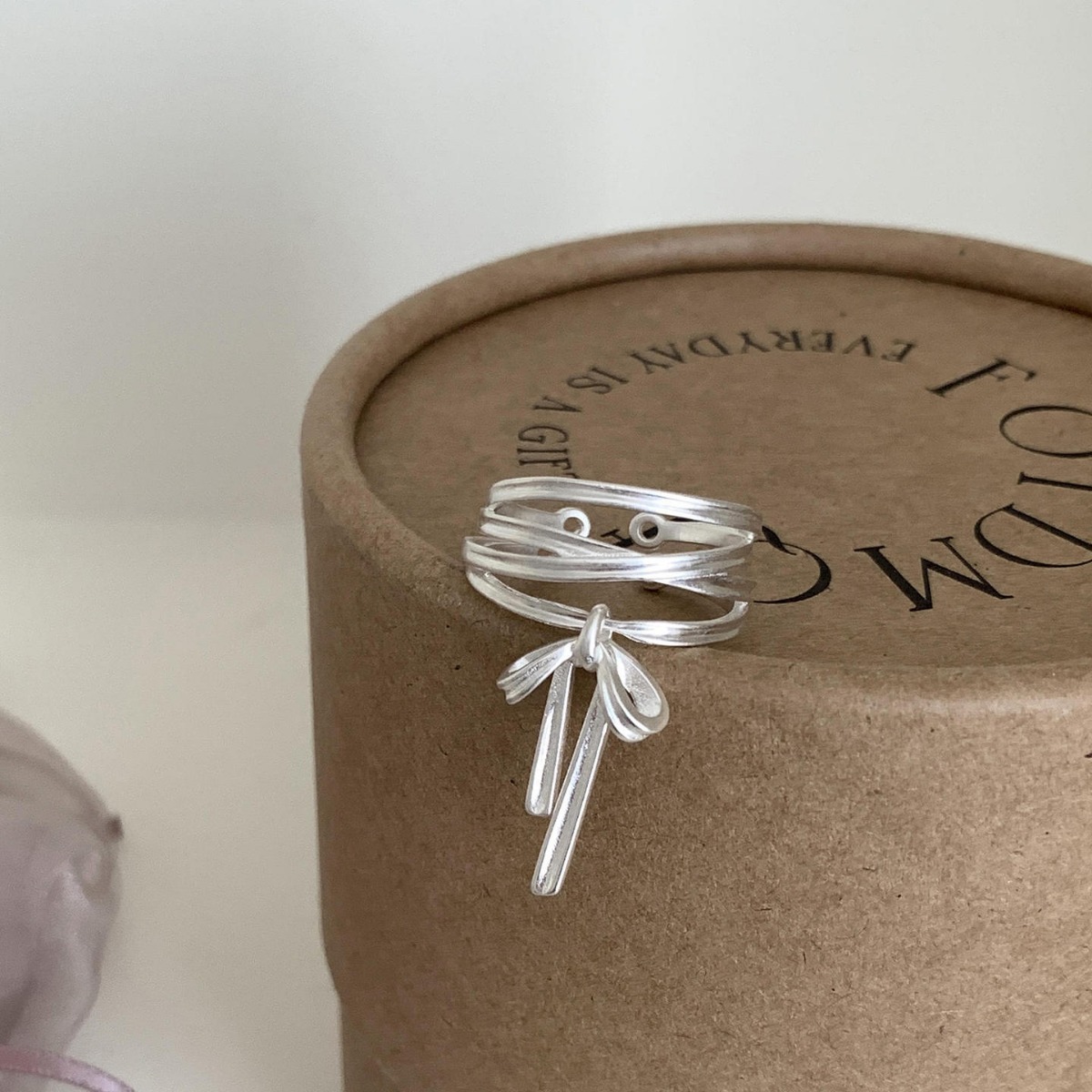芭蕾风蝴蝶戒指小众设计高级感食指戒可调节蝴蝶结丝带吊坠指环女