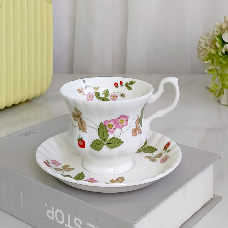 Taza de café de cerámica de flores medievales francesas, taza de té de camellia de la tarde, taza de té de lujo ligera, taza de platos domésticos de alto valor facial