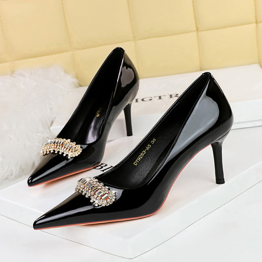 Damenschuhe mit feinen Absätzen, High Heels, flacher Mund, spitzer Lackleder, Metall, Strass, dekorative Einzelschuhe_voghion.com