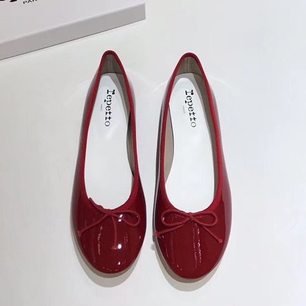 フランスのレトロな元の丸い頭のバレエ靴の低いかかとの蝶結びの浅い口の靴の低いのは平底の漆の赤い靴を手伝います。|undefined