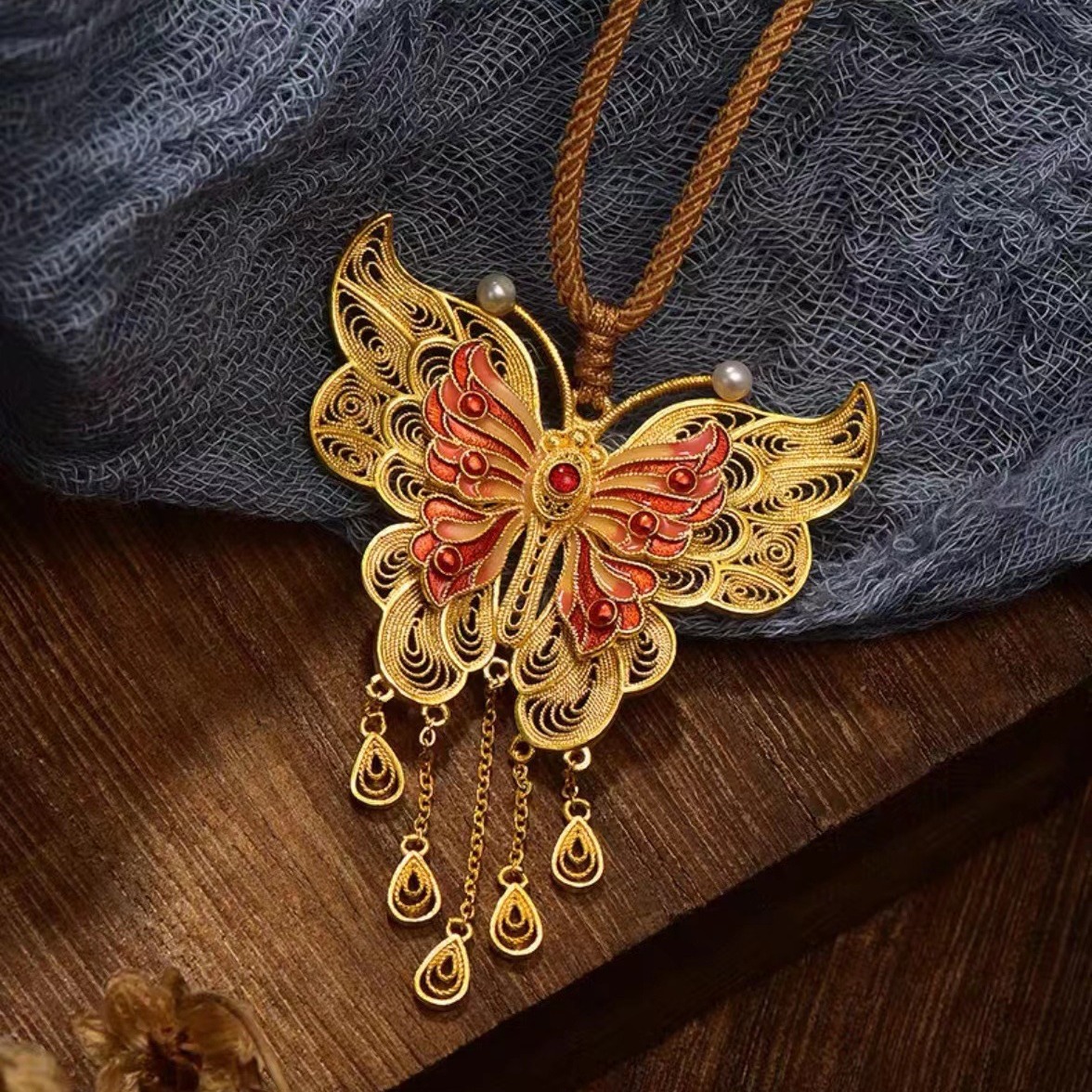 Collier pendentif papillon peint en émail doré et sable du Vietnam pour femme, bijou de tempérament simple, pendentif en cuivre plaqué or, chaîne de clavicule_voghion.com