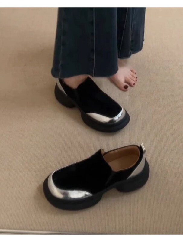 羊皮版のレトロなビスケットの底の厚い底は高くなります。|undefined