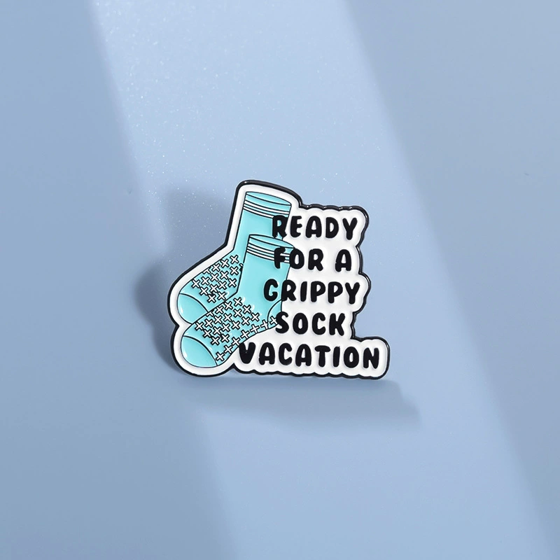 [Универсальная одежда декоративная брошь READY FOR A CRIPPY SOCK VACATION]