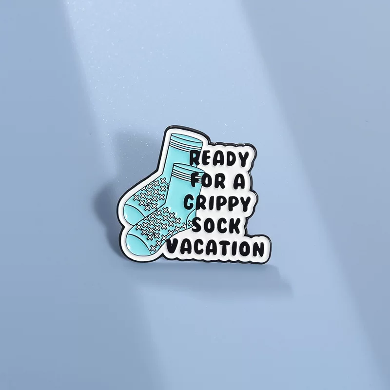 [Универсальная одежда декоративная брошь READY FOR A CRIPPY SOCK VACATION]