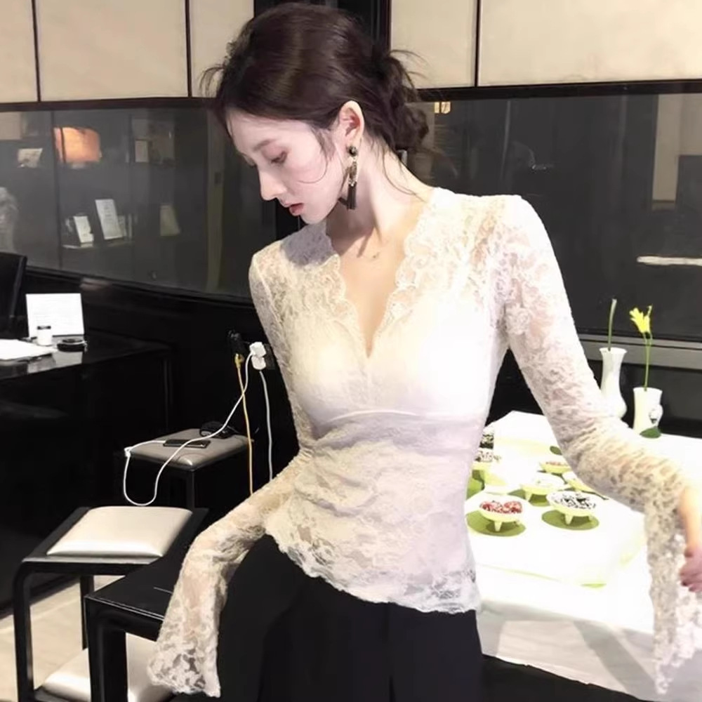 Áo len nữ cổ V ren tay loe chất liệu cotton phối ren — trắng