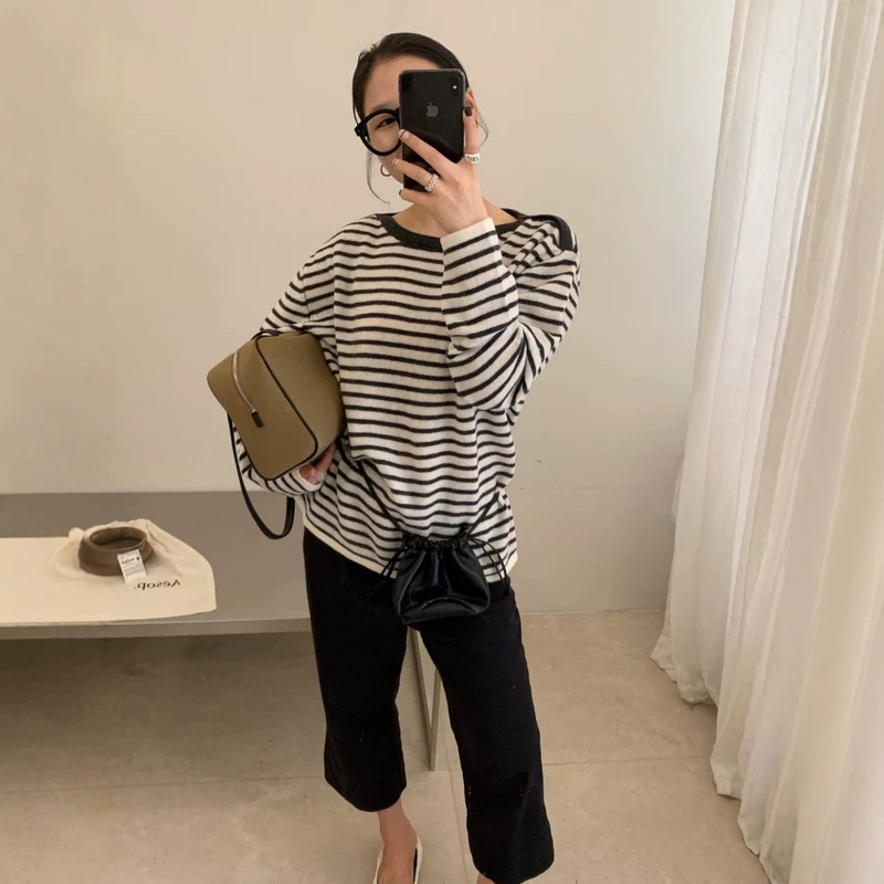 100% wool pullover sweater with contrasting color stripes and shoulder line design, round neck, slimming and versatile for autumn and winter, women's knitwear 100% wool pullover sweater with contrasting color stripes and shoulder line design, round neck, slimming and versatile for autumn and winter, women's knitwear